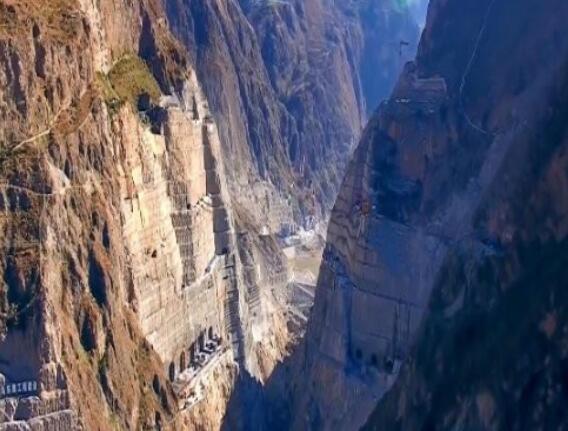 為建烏東德水電站，在峽谷底部挖90米深洞穴，用來干嘛的？