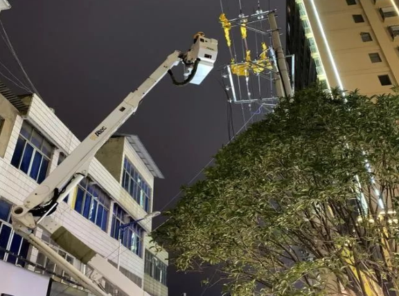 云南電網(wǎng)陸良供電局城區(qū)供電所冬夜搶修，杜絕用電隱患