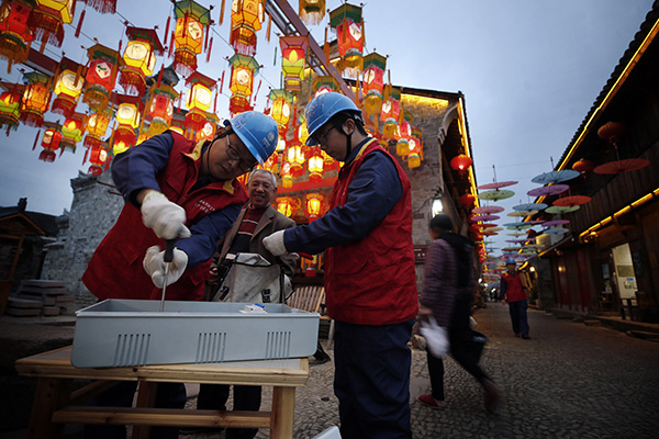國(guó)網(wǎng)寧海縣供電公司：“電力紅馬甲”出動(dòng)，扮靚古鎮(zhèn)迎元宵
