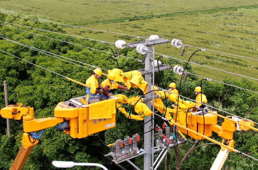 國網余姚市供電公司帶電安裝智能開關助力鄉(xiāng)村振興建設
