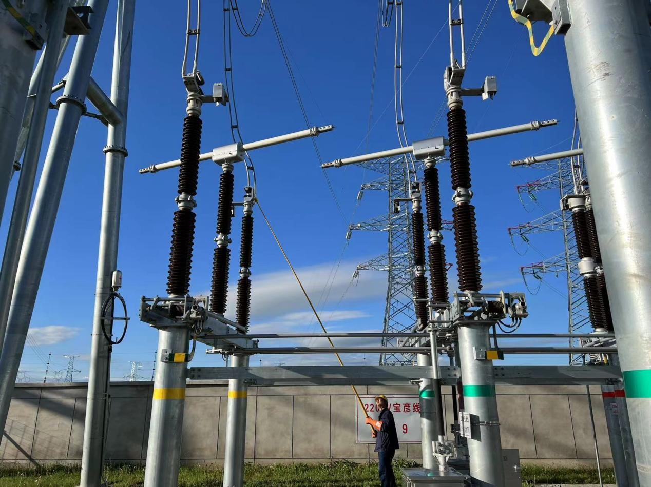 錫林郭勒超高壓供電公司圓滿完成塔寶I、II線間隔啟動(dòng)工作