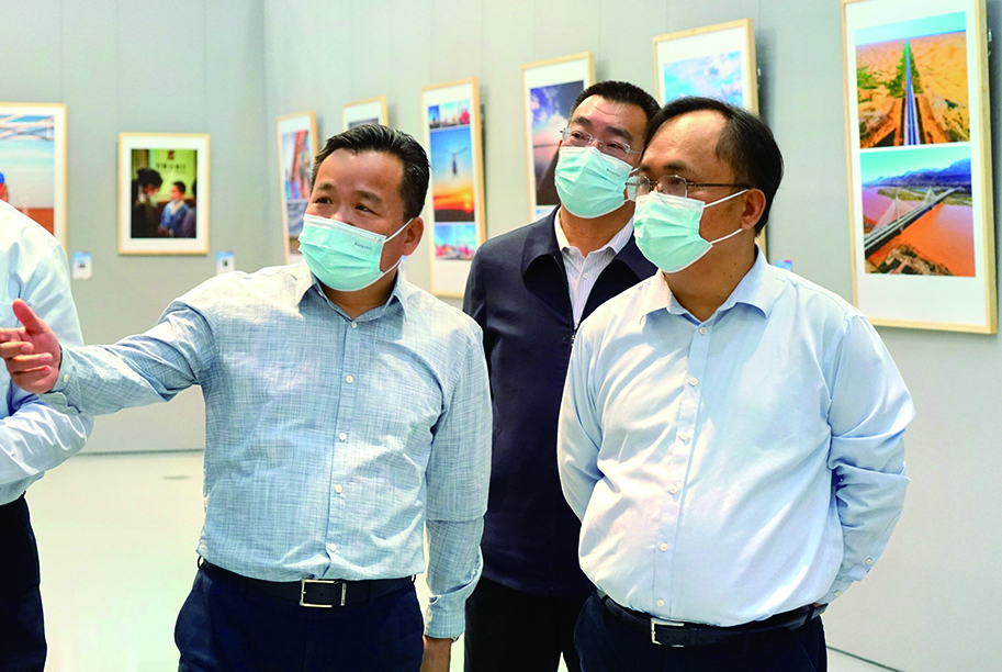 許振山、賈振國一行參觀“喜迎二十大 奮進新征程”書法美術攝影展