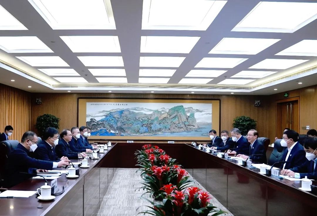 華電集團(tuán)董事長(zhǎng)江毅、總經(jīng)理葉向東與國(guó)家電網(wǎng)董事長(zhǎng)辛保安、總經(jīng)理張智剛舉行會(huì)談