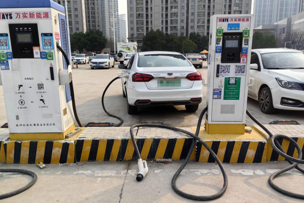 新能源車充電槍被扔積水中，對“城市家電”需多加愛護