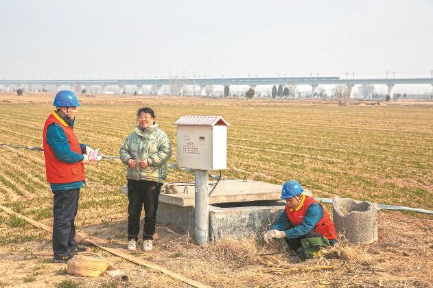 山東省梁山縣：黃河灘區(qū)上，井在地頭，電到井口