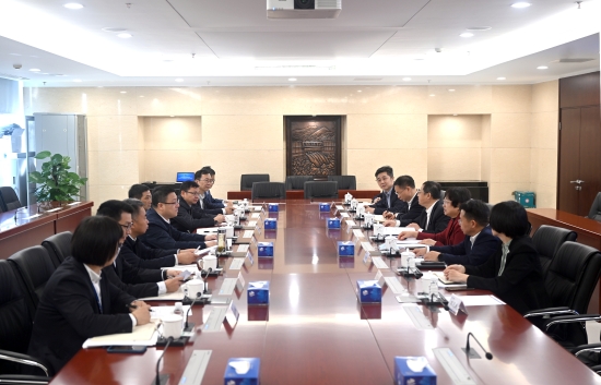 中國電建黨委常委、副總經(jīng)理王小軍與中國華電集團(tuán)黨組成員、副總經(jīng)理李旭紅會(huì)談