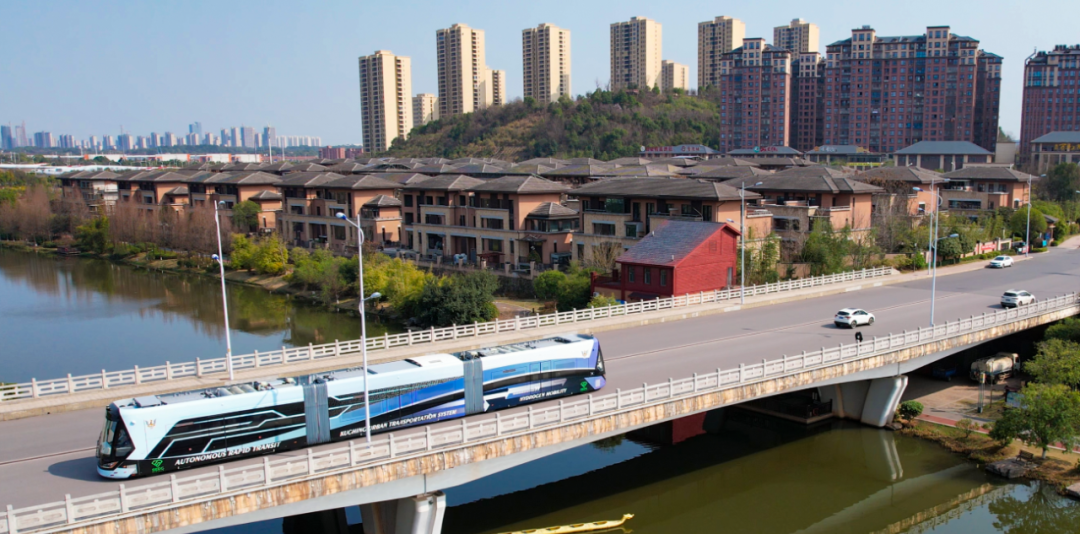 我國(guó)自主研制，全球首輛氫能源智軌電車(chē)“出?！?