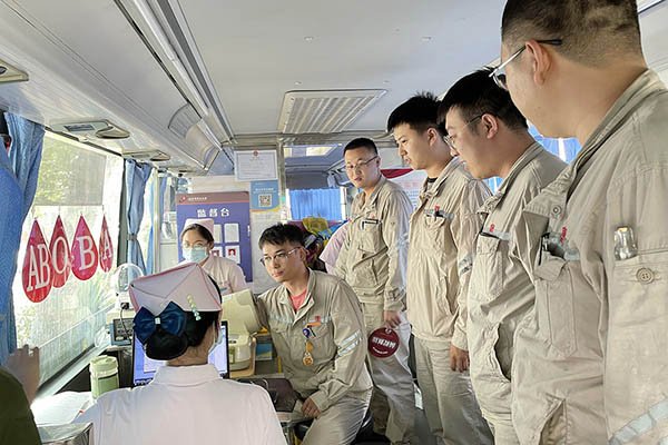 臨汾熱電公司組織“熱血與大愛(ài)同流，真情與奉獻(xiàn)同行”無(wú)償獻(xiàn)血活動(dòng)