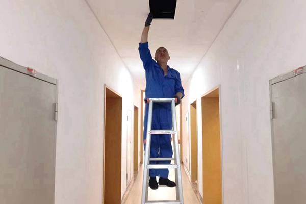 圖為物業(yè)人員利用節(jié)假日對值班宿舍電纜廊道、空調(diào)管道進行檢查和維護