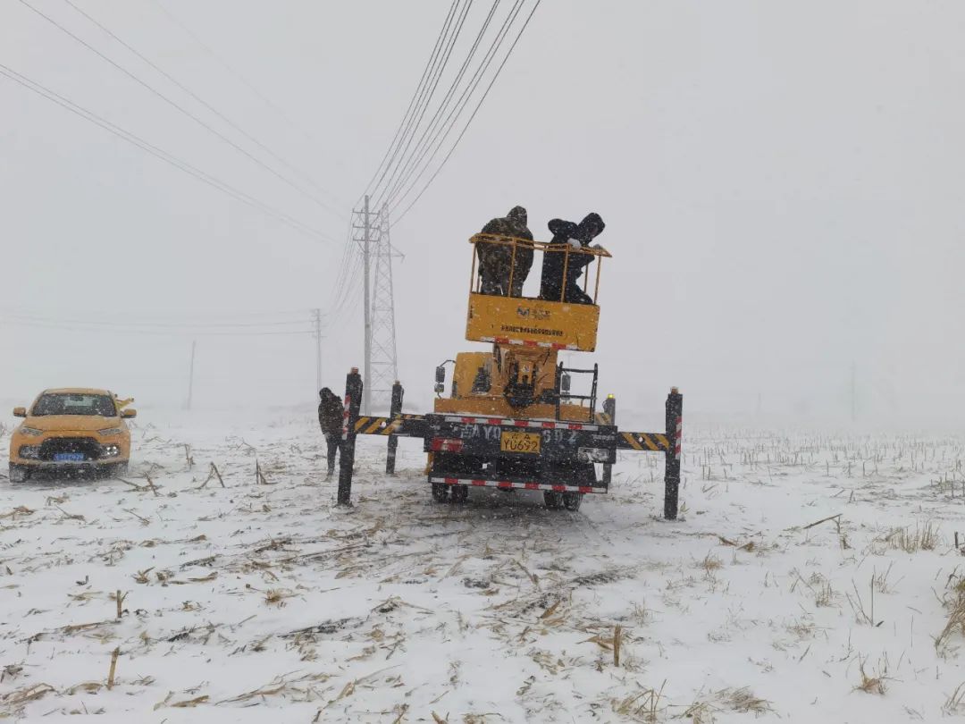 國網長嶺縣供電公司：踏雪搶修戰(zhàn)嚴寒 不畏風雪保供電
