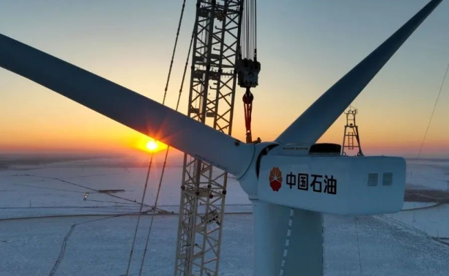 中國石油在建單體規(guī)模最大集中風(fēng)電項目——昂格55萬千瓦風(fēng)電項目首臺風(fēng)機(jī)成功吊裝！
