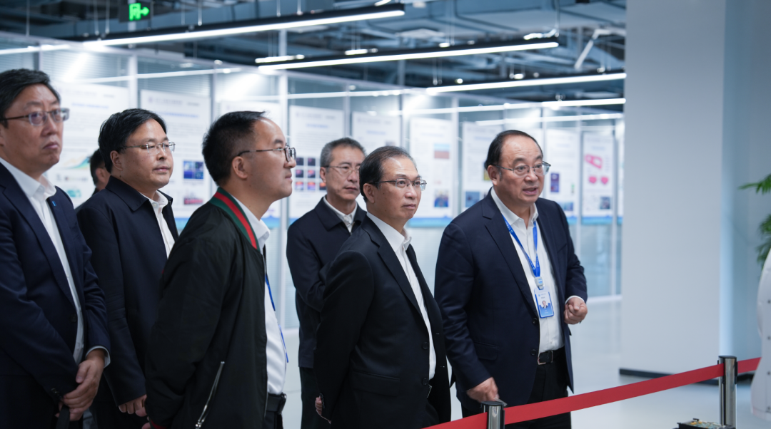 江毅與中國工程院院士、清華大學(xué)海洋工程研究院院長、海工院院長張建民交流座談