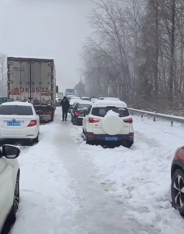 湖北凍雨暴雪導(dǎo)致高速公路堵塞，電動汽車再現(xiàn)“趴窩”