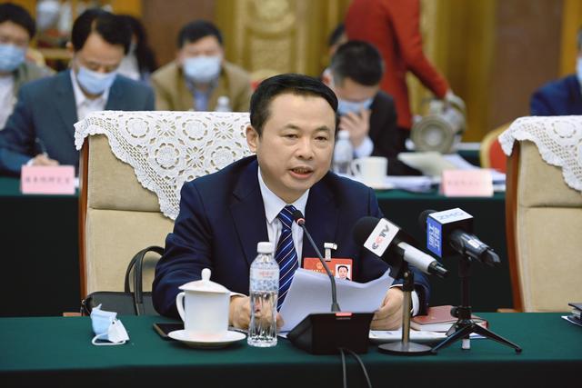 【兩會好聲音】全國人大代表、天能控股董事長張?zhí)烊危和苿印犊稍偕茉捶ā沸抻?，保障國家能源安? width=