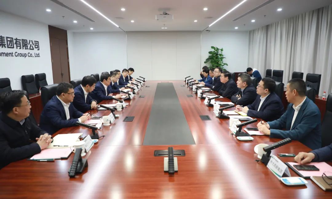 中國電氣裝備黨委書記、董事長白忠泉會見上海市靜安區(qū)委書記于勇