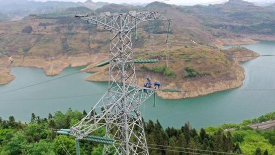 貴州興義供電局高空之上，用責(zé)任守護(hù)安全送去光明