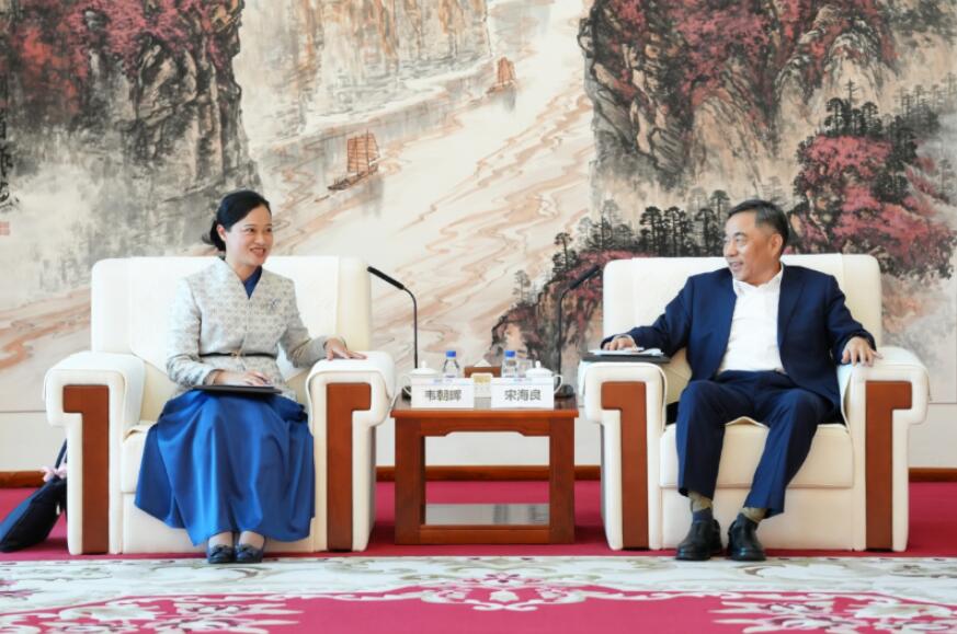 宋海良與廣西博覽局黨組書記、局長(zhǎng)韋朝暉會(huì)談