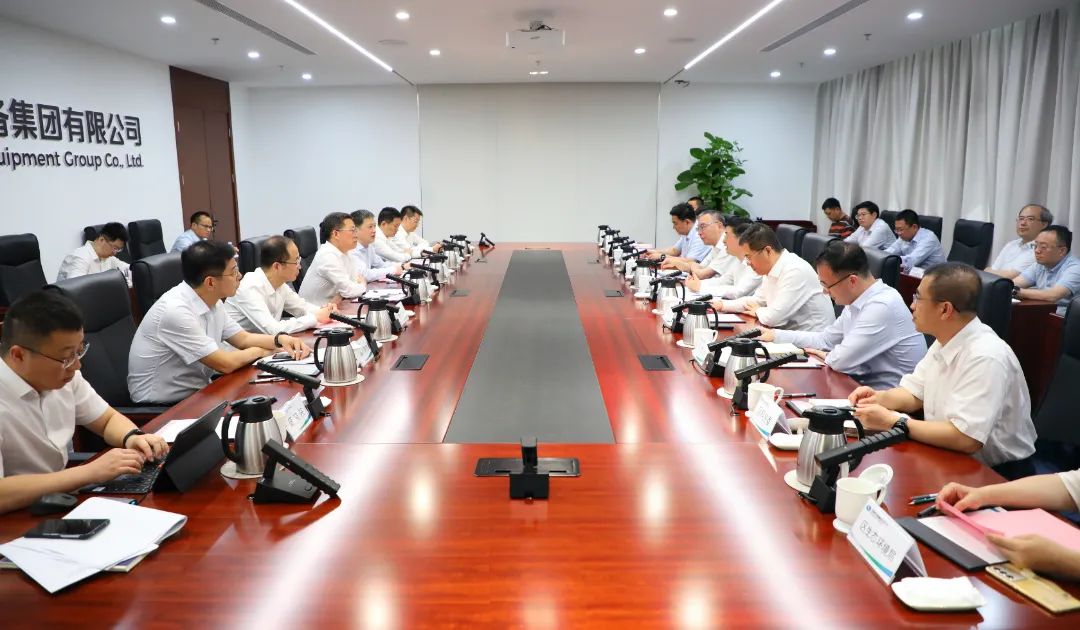 中國電氣裝備董事長李洪鳳、總經(jīng)理周群會見上海市靜安區(qū)委書記于勇