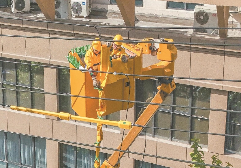 四川南充供電公司帶電作業(yè)配合有序，高效消除線路隱患