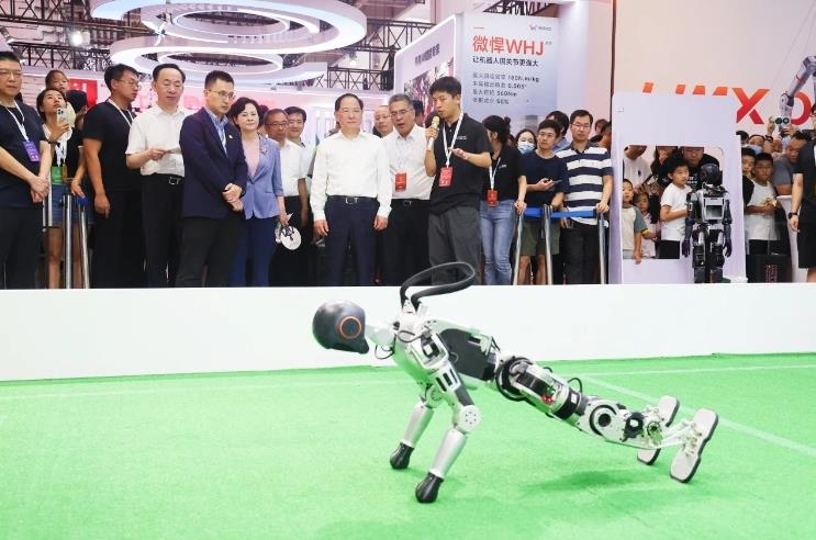 工信部黨組書(shū)記、部長(zhǎng)金壯龍參觀調(diào)研2024世界機(jī)器人大會(huì)