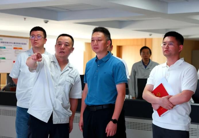 崇州市委副書記、市長(zhǎng)饒程赴國(guó)網(wǎng)崇州供電公司調(diào)研高溫電力保供工作