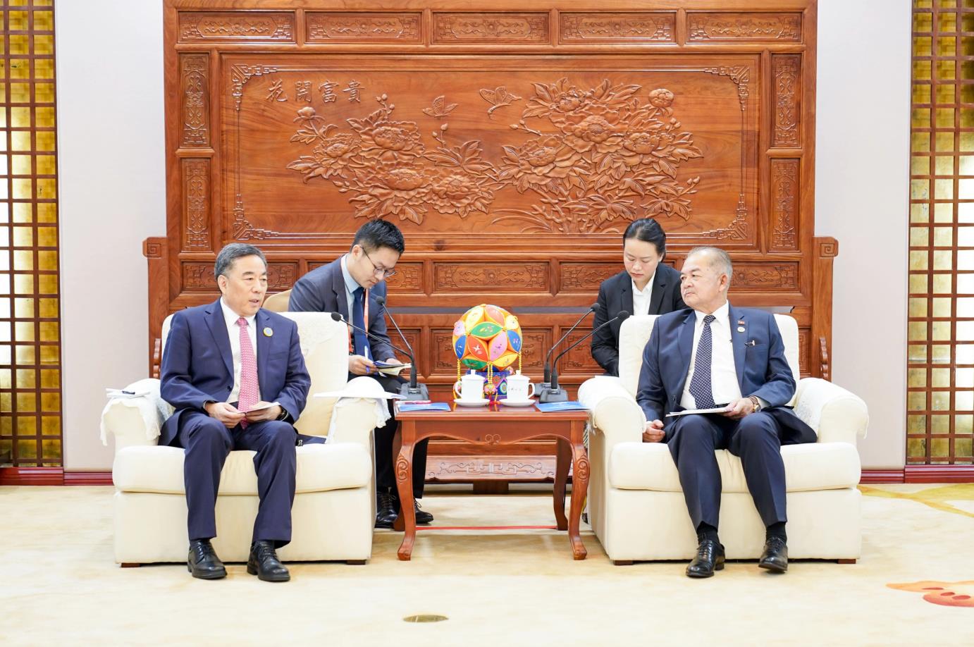 中國能建黨委書記、董事長宋海良與老撾副總理吉喬·凱坎匹吞會談