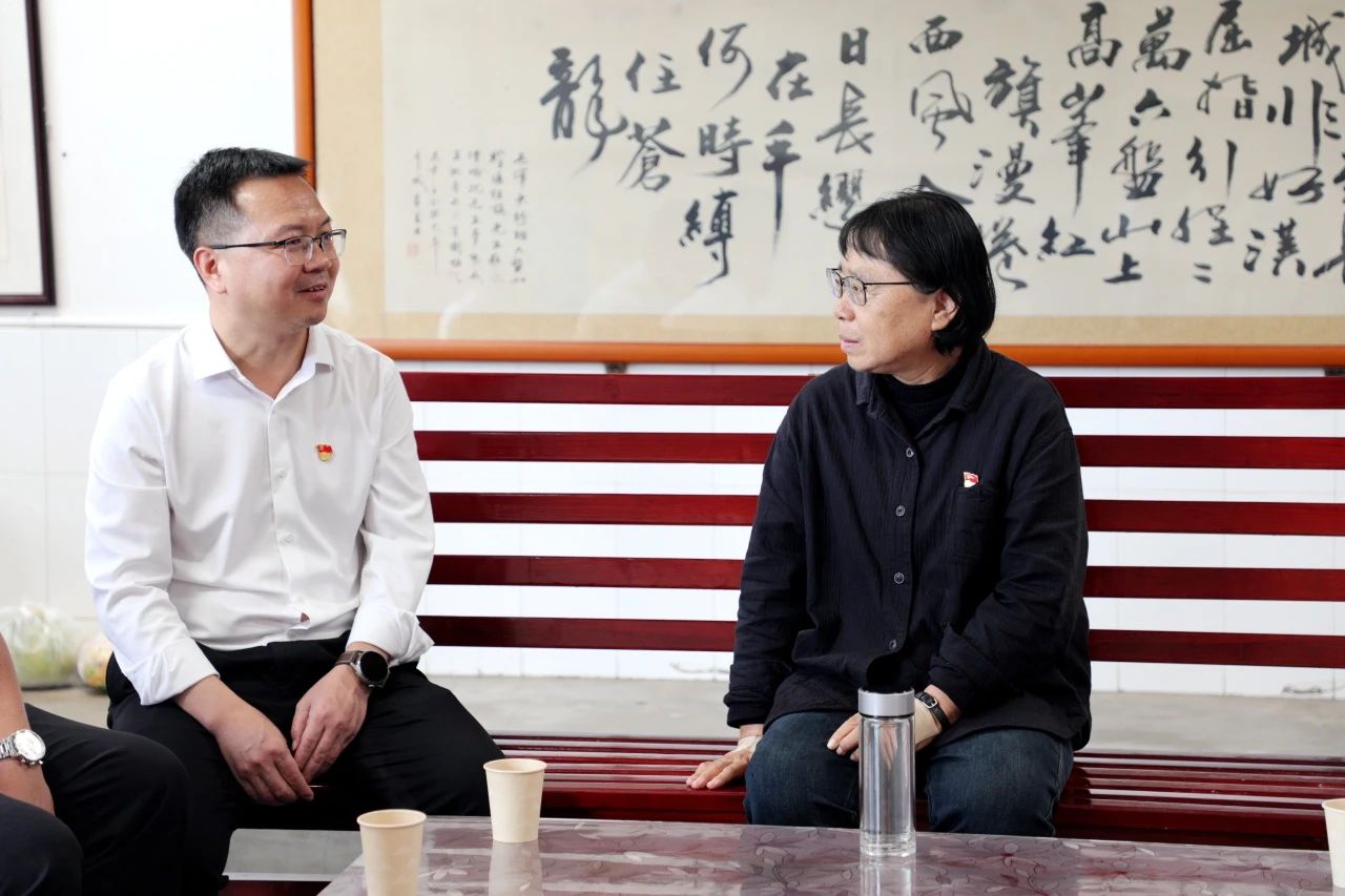 大唐云南公司黨委書記、董事長王繼才到華坪女高看望張桂梅老師