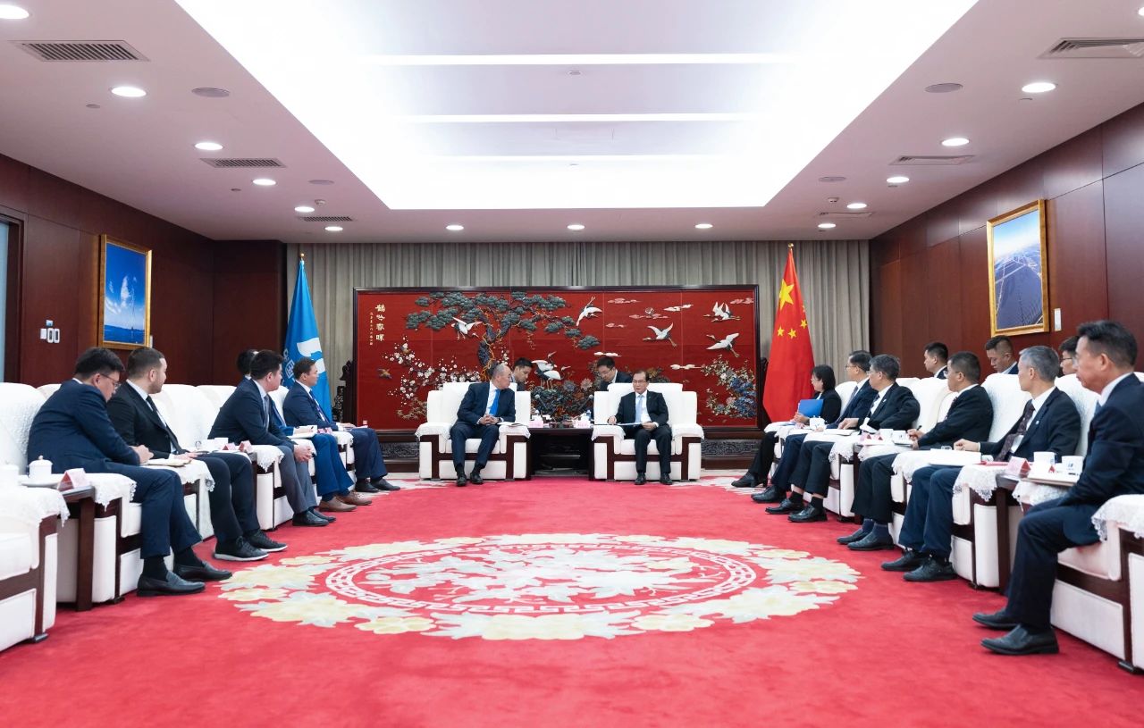 華電集團(tuán)董事長、黨組書記江毅與哈薩克斯坦工業(yè)和建設(shè)部部長哈納特·沙爾拉帕耶夫會(huì)談
