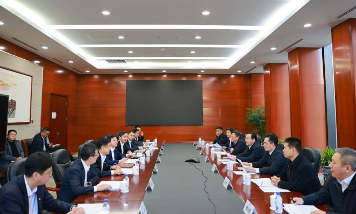 中國能建黨委委員、總經(jīng)濟師周小能與呼倫貝爾市委書記王旺盛會談