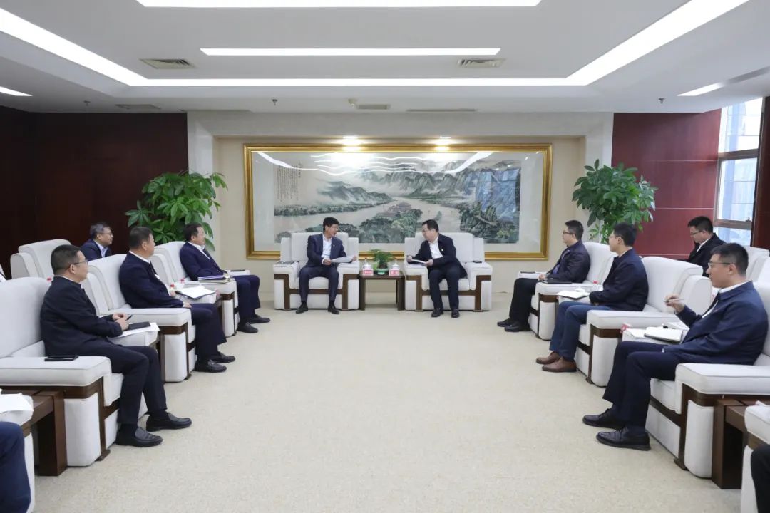大唐四川公司黨委書記、董事長(zhǎng)梁華與中能建西南區(qū)域總部黨委書記、總經(jīng)理，中能建西南投資公司黨委書記、董事長(zhǎng)鄒小川會(huì)談