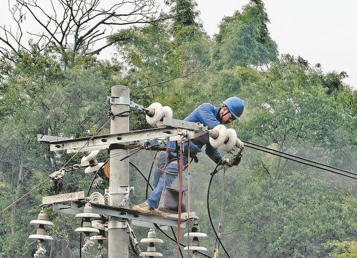 村里新建農(nóng)排抽水站,架好桿線(xiàn)只待送電