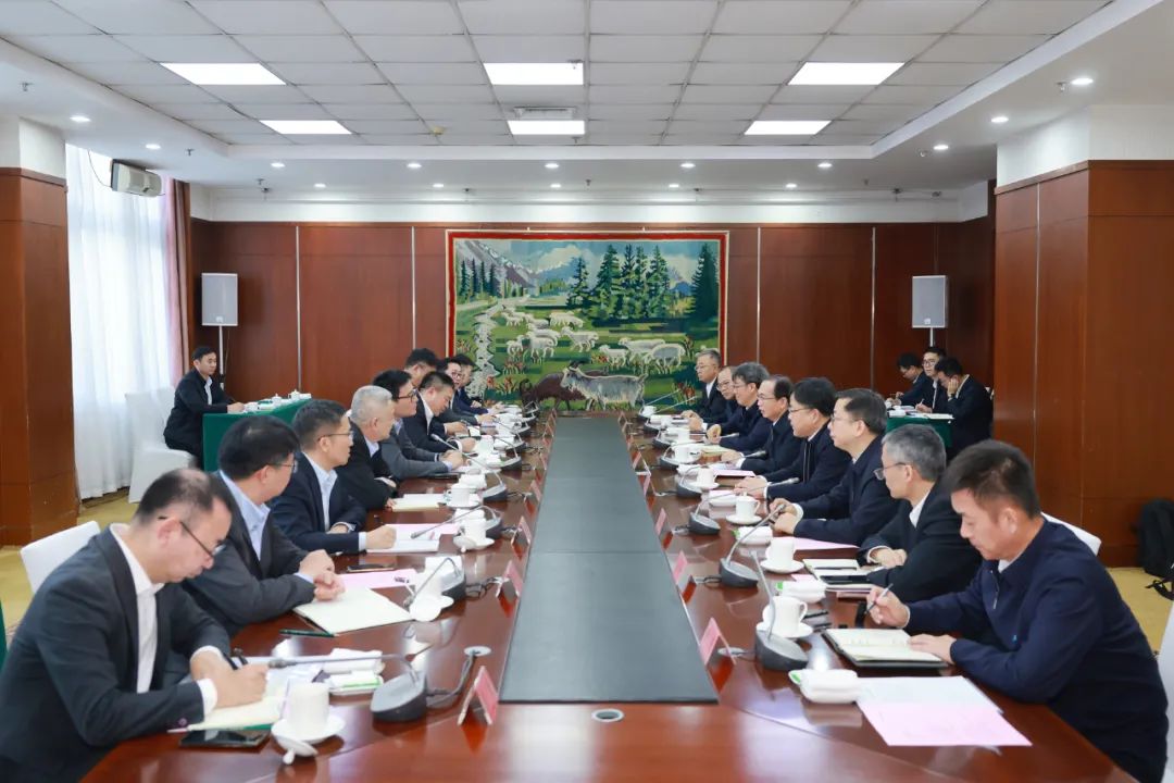 華電集團黨組書記、董事長江毅與上海電氣黨委書記、董事長吳磊舉行會談