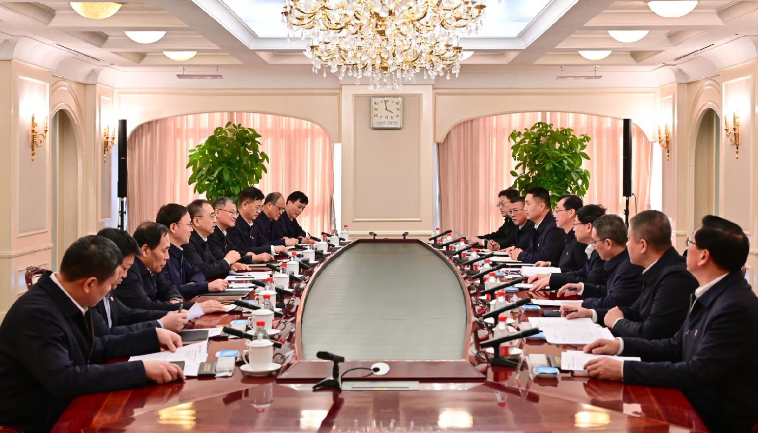 大唐集團(tuán)董事長(zhǎng)鄒磊、總經(jīng)理張傳江與中國(guó)安能董事長(zhǎng)陳奕輝、總經(jīng)理周慶豐會(huì)談