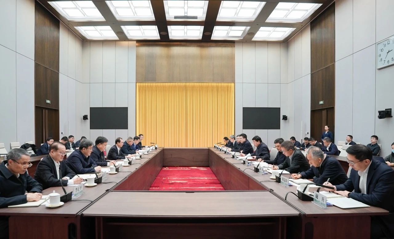 華電集團(tuán)董事長(zhǎng)江毅、總經(jīng)理葉向東與國(guó)家電網(wǎng)董事長(zhǎng)張智剛、總經(jīng)理龐驍剛舉行會(huì)談