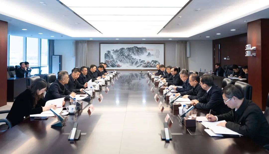 華電集團(tuán)董事長江毅、總經(jīng)理葉向東與哈電集團(tuán)董事長曹志安、總經(jīng)理黃偉舉行會談