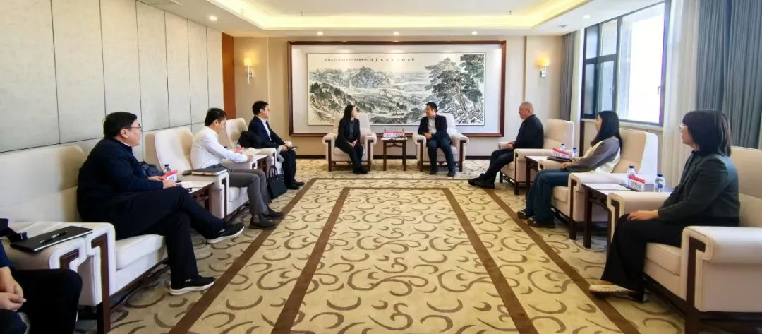 中國(guó)農(nóng)業(yè)銀行吉林省分行黨委委員、副行長(zhǎng)兼長(zhǎng)春分行黨委書記、行長(zhǎng)曹紅一行拜訪華電吉